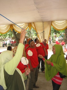 Para Ibu-ibu KBPPP sedang ikut lomba makan krupuk, semangat ya bu..