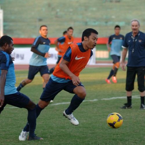 Sejumlah pesepakbola tim nasional senior Indonesia melakukan latihan di Stadion Gelora Delta, Sidoarjo, Jatim, Jumat (12/9). Latihan tersebut guna menghadapi laga uji coba persahabatan melawan timnas Malaysia pada Minggu (14/9) sebagai persiapan piala AFF 2014 yang berlangsung di Vietnam dan Singapura pada 22 November-20 Desember 2014. ANTARA FOTO/M Risyal Hidayat/ed