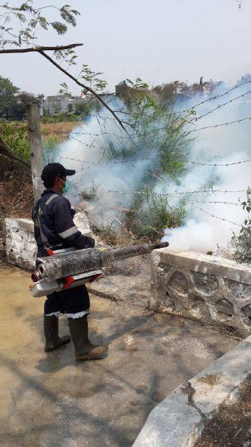 Setelah berhasil menyedot dan membersihkan limbah,petugas kebersihan dari Dinas Kesehatan kota Cilegon  melakukan penyemprotan (Fogging) untuk membunuh bakteri limbah