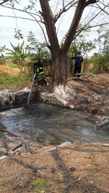 Petugas dari Damkar Cilegon sedang menyemprotkan air yang   untuk mencampur air dan limbah cair agar penyedotan limbah cair lebih mudah  limbah yang t