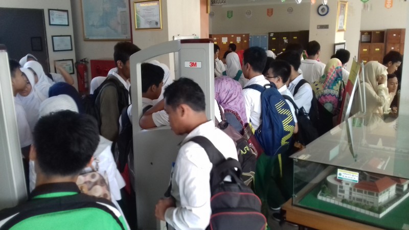 Suasana Siswa Saat Mendatangi Kantor Perpustakaan Dan Arsip Daerah. (Foto, BidikBanten)