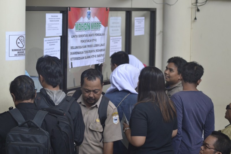 Suasana Warga Saat Mengantre Pelayanan E-KTP Di Kantor Disdukcapil Kab Pandeglang. (Foto,BidikBanten)