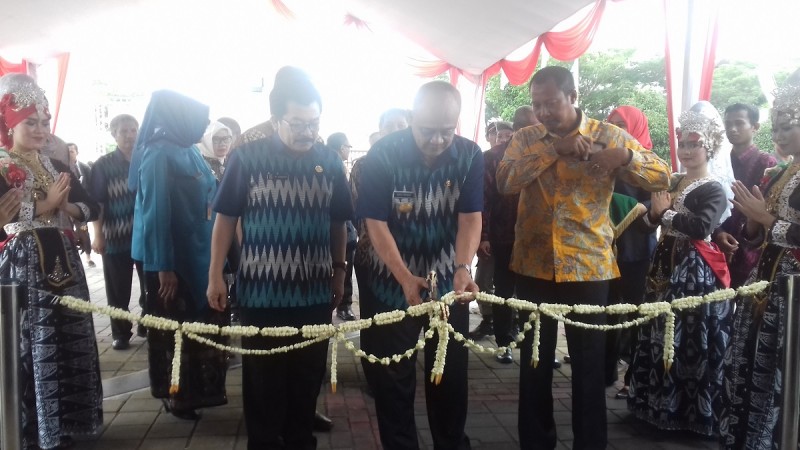 Plt Gubernur Banten, Nata Irawan Saat Membuka Job Fair Di Halaman Masjid Syech Nawawi Al-Bantani. (Foto, BidikBanten)