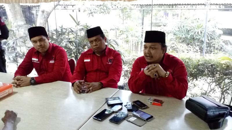 Ketua DPC PDI Perjuangan Kota Cilegon, Reno Yanuar, Kanan Saat Menyampaikan Keterangan Kepada Awak Media. (Foto, BidikBanten)