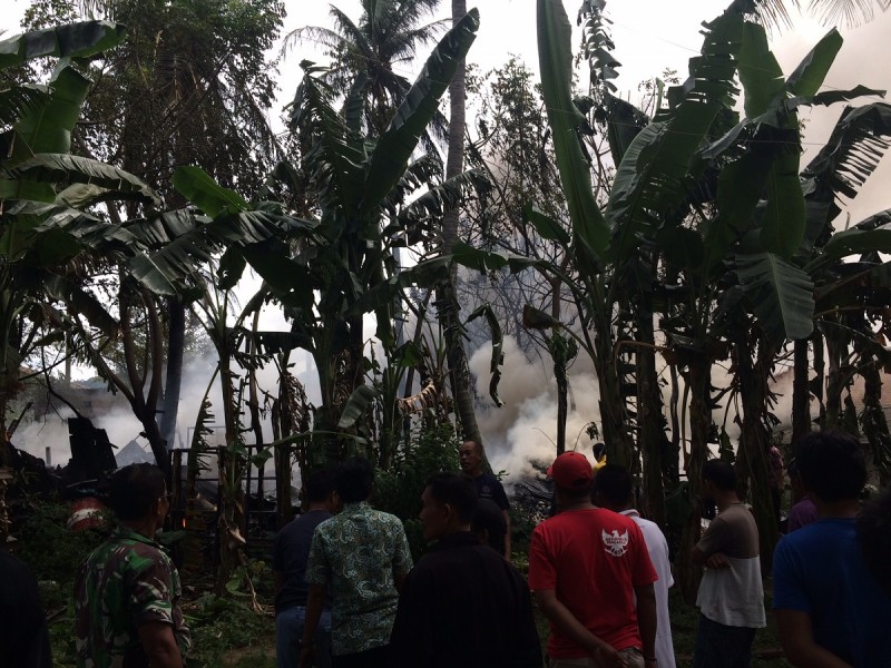 Lapak Barang Rongsokan Yang Mengalami Kebakaran Di Lingkungan Solor, Kelurahan Rawa Arum, Kecamatan Grogol, Kota Cilegon Diduga Akibat Bakaran Sampah. (Foto, Bidik Banten)