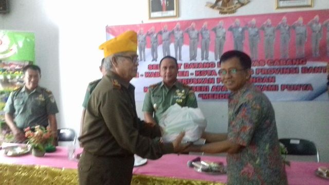 Ketua Pelaksana Yayasan Panca Harapan Kota Tangerang Sutisna sedang memberikan paket sembako. (foto:ildan)