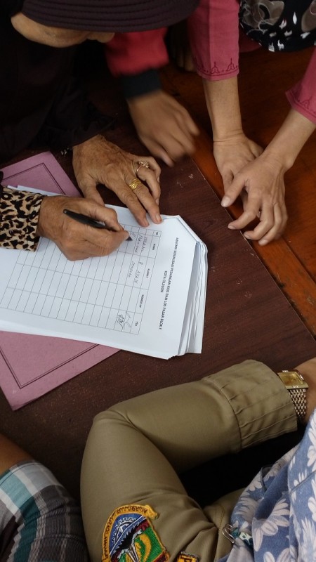 Salah Seorang Pedagang Di Pasar Blok F Saat Mengisi Absensi Pembagian Kios Yang Digelar Oleh Disperindag Kota Cilegon. (Foto, BidikBanten)