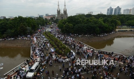 ribuan-massa-aksi-bersiap-untuk-melaksanakan-shalat-jumat-bersama-_170331124242-922