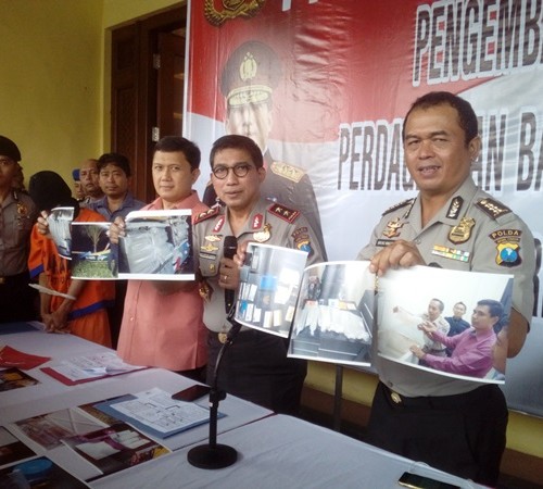  Kapolda Jatim Irjen Pol Mahfud Arifin bersama Kabid Humas Polda Jatim menunjukan barang bukti foto ketika penangkapan dilokasi