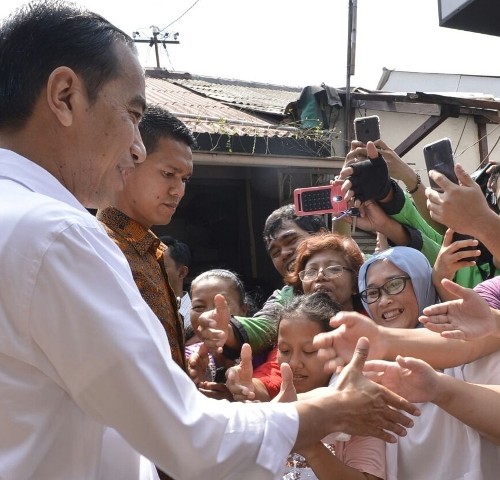 jokowi bersalaman dengan masyarakat