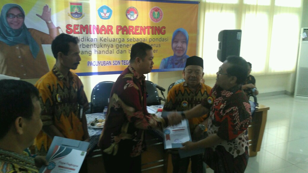 Husen Saidan bersama kepala dinas pendidikan kota Cilegon saat pembuatan MOU pemindahan gedung SDN Tegal Wangi 