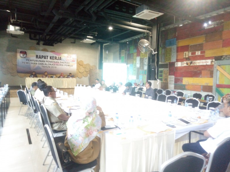 Suasana Rapat Kerja KPU Kota Cilegon Dengan Para Stakeholder