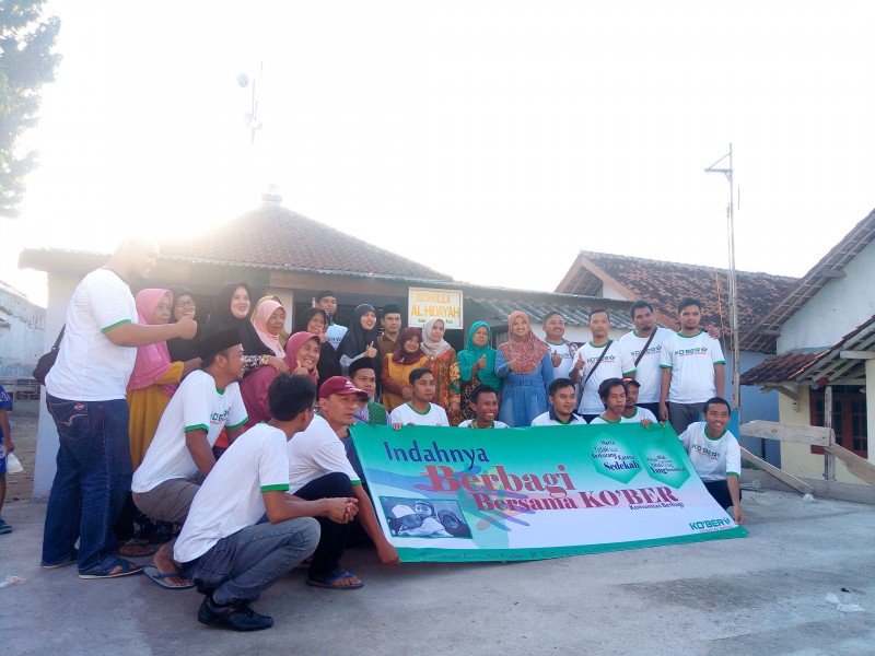 Ko'ber Foto Bersama Usai Melakukan Bakti Sosial Di Mushala Al-Hidayah