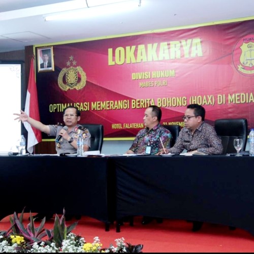 Kepala biro Multimedia Divisi Humas Polri, Brigjen. Pol. Drs. H. Budi Setiawan, M.M menjadi pembicara dalam lokakarya 