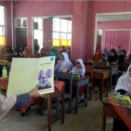 Foto 5 - Kak Wulan saat berikan materi pada Workshop Menulis Cerita Anak di MTsN 3 Pasbar. (Dok. Istimewa)