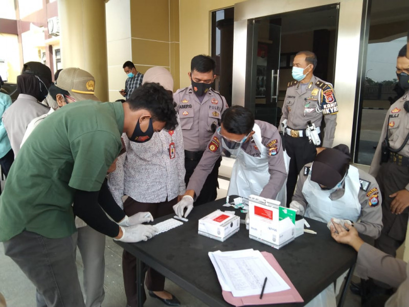 Personil Polres Serang menjalani Rapid Test usai melaksanakan Penganamanan Unjuk rasa